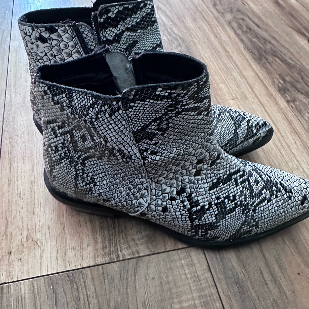 Shyanne
SHAYANNE WHITE LEATHER, FAUX SNAKESKIN DESIGN, WESTERN COWBOY size 8 - Picture 13 of 13